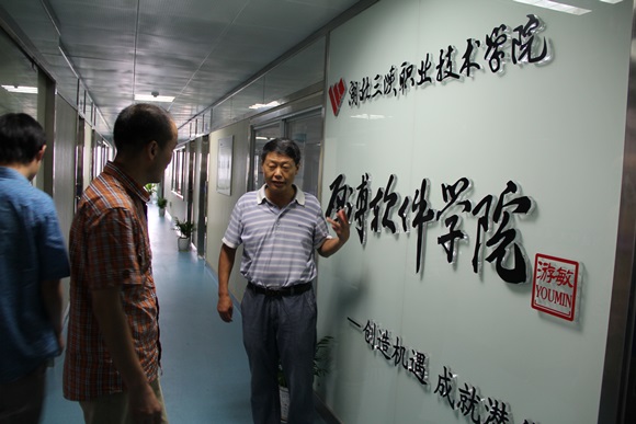 校長游敏（右一）、董事長陳相陽（右二）查看教學場所